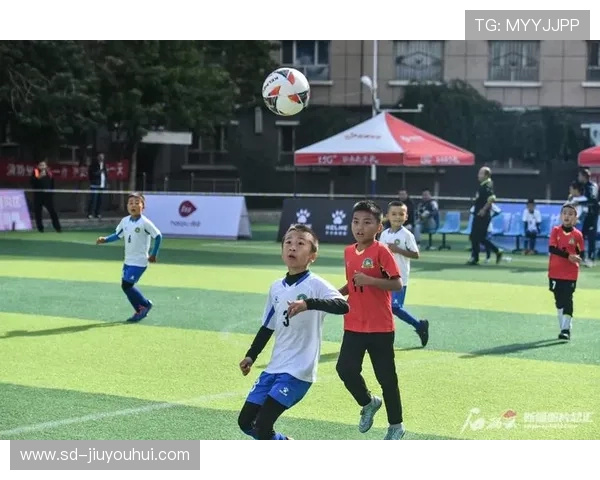 以顶级足球球员为核心提升青少年系统化训练成效的实践策略探讨